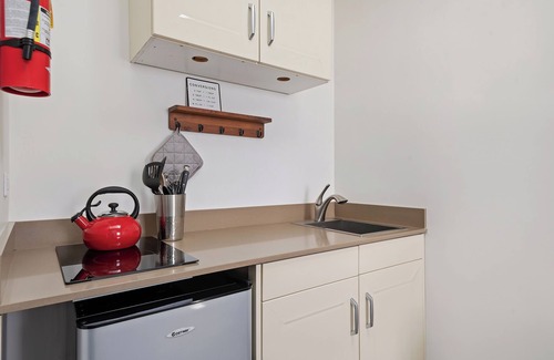 Summerland House | Steps to Beach & Town! Ocean Views! Sleeps 4 in style!