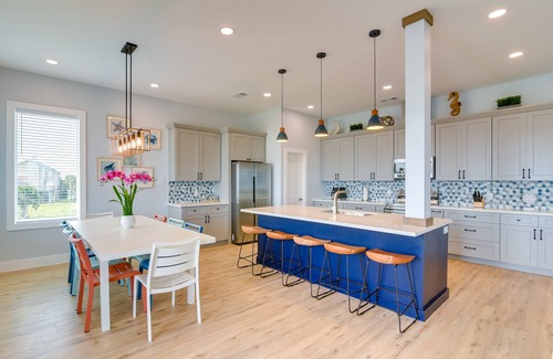 Galveston House | Steps to Beach: Vibrant House in Galveston!