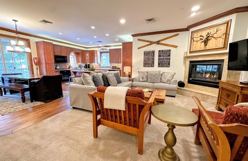 Mammoth Lakes Cabin | Steps to Canyon Lift & Shuttle – Relax in Sauna & Hot Tub with Garage Parking