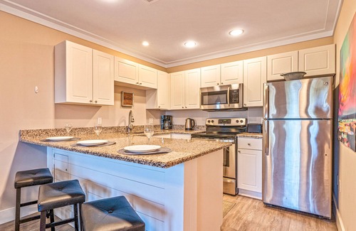 Gulf Place Condo | Steps to deeded beach and pools-shopping/dining just steps from condo-beach gear