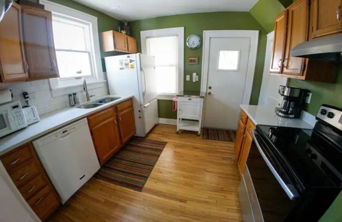 Mann House | Steps to Downtown Iowa City, Cozy and Colorful!