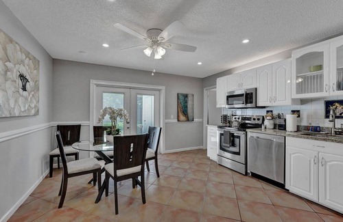 Hollywood Apartment | Steps to Hardrock! Managed by BNR Vacation Rentals