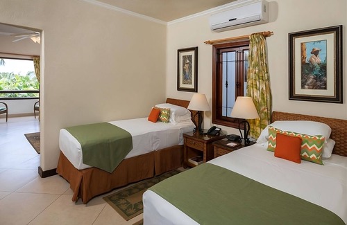 Maynards Hotel | Steps to Heywood Beach and Port St. Charles Marina! 2 Ocean View Units! Pools!