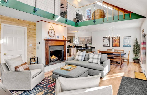 Briar Crest Woods House | Steps to lake beach, Solo Stove, Games, Coffee, Roku