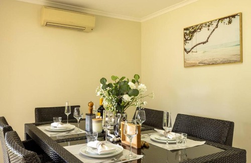 Sunnybank House | Steps to Mall and Transport 3Beds Vibrance at Sunnybank