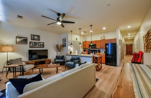 Tuscaloosa Condo | Steps to the Stadium - Book for Football Season! Rooftop Deck!