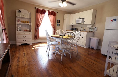 Temple House | Sterle Historical Home in Downtown Temple - 3 Bedroom Apartment