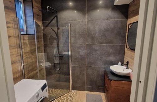 Motala Apartment | Stilren svit lägenhet med trädäck och laddstation
