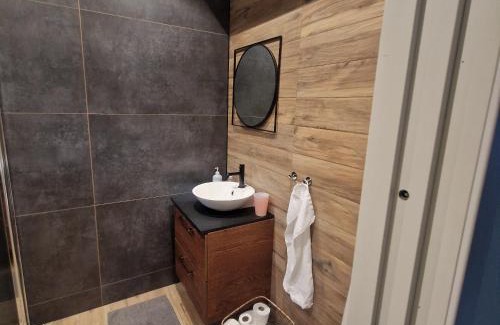 Motala Apartment | Stilren svit lägenhet med trädäck och laddstation
