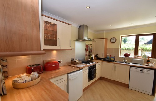 Icklesham House | Stoats, a family & dog friendly holiday home for 8, close to the beach & Rye