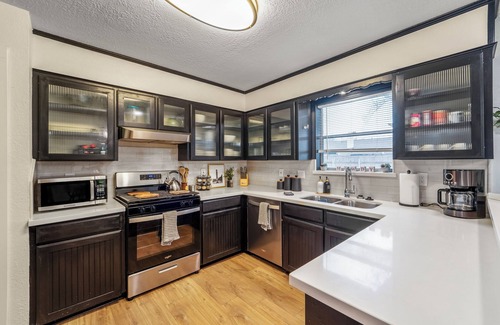 Southwood Valley House | Stocked Kitchen & Bath ✦ King Beds ✦ Smart TV/Fast WiFi ✦ 10 Minutes to A&M
