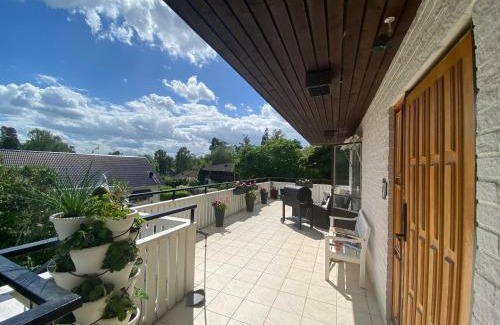 Ella park House | Stockholm Arlanda gratis parkering , Wifi, Fiber 1Gb, 2 enkelsängar, Långtidsboende rymligt o Garderober Room2