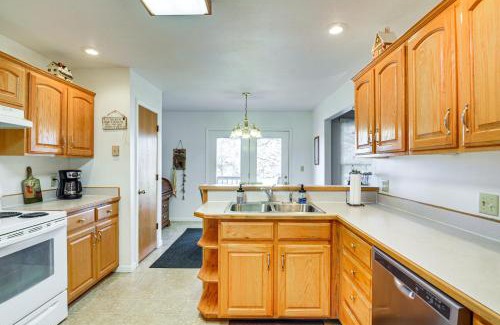 Stockton House | Stockton Home with Deck and Gas Grill about 1 Mi to Lake!