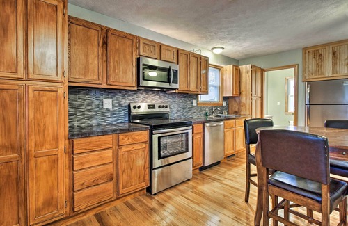 Umber View Heights Apartment | Stockton Lake Escape w/Kitchen, Half Mile to Lake