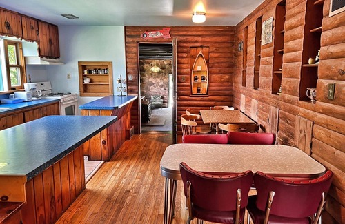 Maryland House | Stolk's Lodge - 5 acre pond - near Dreams Park - fishing - quite country lodge