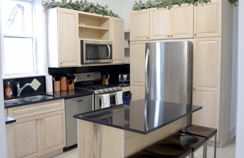 Lake View East Apartment | Stone Mansion Sleeps 10-20 Free Parking Near Lake, Red Line and Wrigley