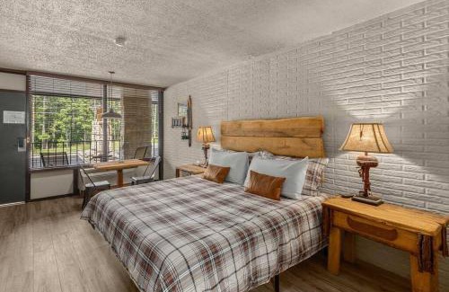 Eureka Springs Apartment | Stonegate Lodge King Bed Fast WiFi 50in Roku TV Salt Water Pool Room # 304