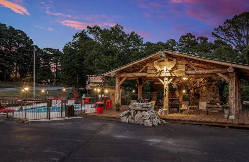 Eureka Springs Apartment | Stonegate Lodge King Bed Fast WiFi 50in Roku TV Salt Water Pool Room # 304