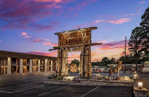 Eureka Springs Apartment | Stonegate Lodge King Bed, WIFI, 50in Roku TV, Salt Water Pool Room #103