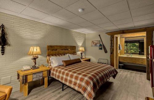 Eureka Springs Apartment | Stonegate Lodge King Bed, WIFI, 50in Roku TV, Salt Water Pool Room #103