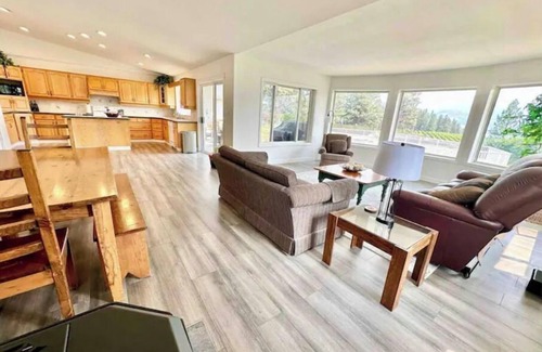 Okanagan-Similkameen House | StoneRidge vineyard, view + pool