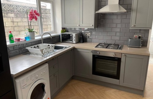Port Talbot House | STOP at Pendarvis, Stone throw from the beach!