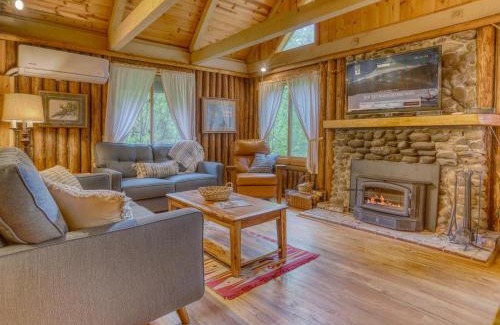 Mount Hood Village House | Storybrooks Cabin - Meredith Lodging