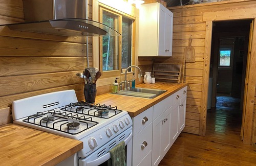 Moscow Cottage | Stowe Adventure! Private Forest & Lake, Comfortable, 5 mins to town