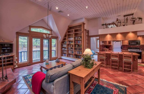 Stowe Hollow Apartment | STOWE HOLLOW apt, tesla plug. Great for couples, and small families