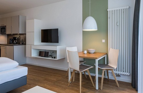 Bensersiel Apartment | Strandnahes 1-zimmer Apartment mit Balkon, Parkplatz, Schwimmbad- & Saunanutzung
