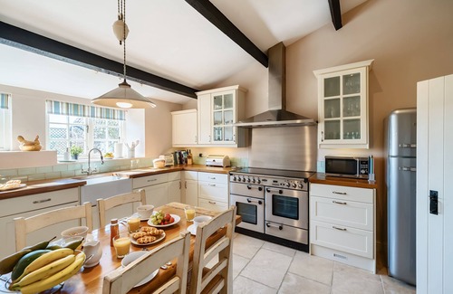 Burton Bradstock House | Strand Cottage - sleeps 4 guests in 2 bedrooms
