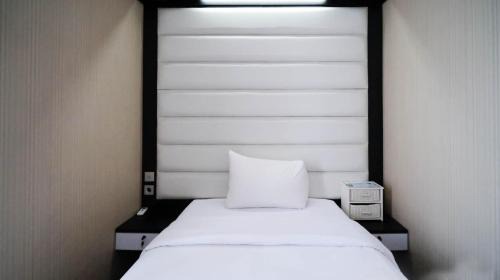 Surabaya Apartment | Strategic and Comfy 2BR Apartment at Trillium Residence By Travelio