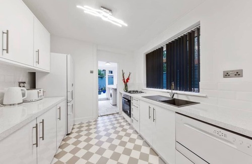 West Ham House | Stratford, London - Glamorous Three-Bedroom House