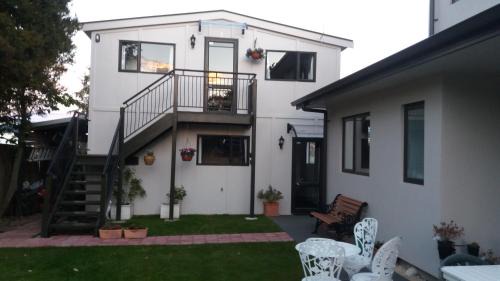 Christchurch Apartment | Stream View