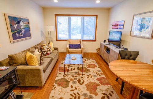 Woodstock Cottage | Streamside Cottage Half Mile to Town of Woodstock