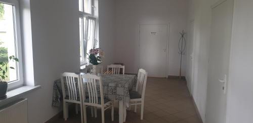 Cieplice Apartment | Strefa Zen pokoje z klimatem przy parku.