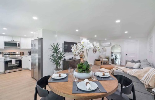 Lake Ridge Apartment | Stress-Free Luxury: Near Beach/Downtown