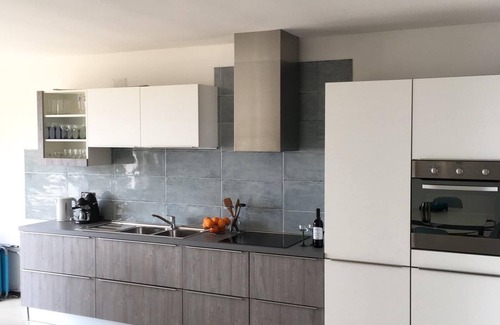 Ispani Apartment | Struttura Moderna e Confortevole con una Vista Meravigliosa sul Golfo