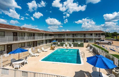 Monroe Hotel | Studio 6-Monroe, LA - Hwy 165