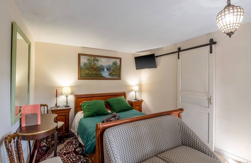 Saint-Amand-de-Vergt Apartment | Studio Apartment 'Petit Gîte Croix Du Sud' with Shared Pool, Shared Terrace and Wi-Fi