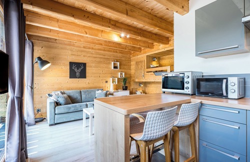 Notre-Dame-du-Pre Apartment | Studio Apartment 'De Charme Montagne' with Mountain View, Private Terrace and Wi-Fi