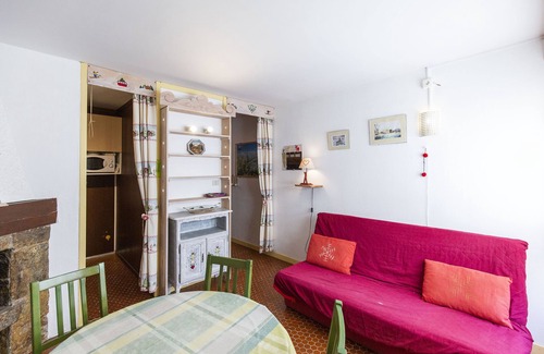 Saint-Lary-Soulan Apartment | Studio Apartment "Pieds Des Pistes" with Wi-Fi
