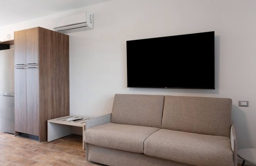 Ponti sul Mincio Apartment | Studio Apartment 'La Scarpina Alloggio N 1' with Private Terrace, Shared Garden and Air Conditioning
