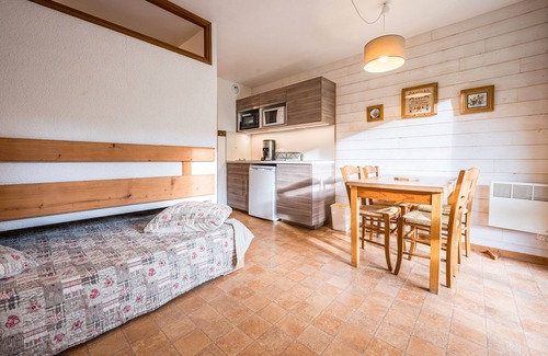 Cohennoz Apartment | Studio Apartment '3 - Le Rodhodendron' with Mountain View, Shared Garden and Wi-Fi