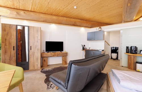 Rosenfeld Apartment | Studio Apartment '-6-die Sechs, 35qm' with Private Terrace, Shared Garden and Wi-Fi