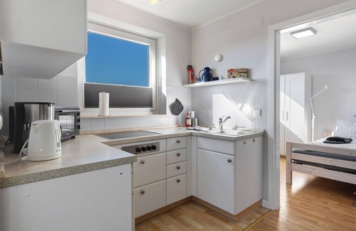 Suederhafen Apartment | Studio Apartment 'Ferienwohnung Friesenkoje' with Private Terrace, Shared Garden and Wi-Fi