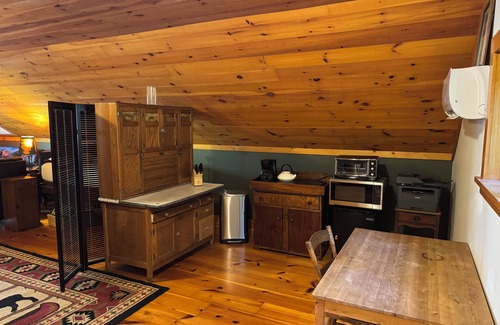 Keene Apartment | Studio Apartment in Heart of High Peaks - Perfect Basecamp for Hikers!