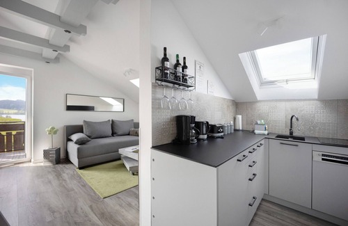 Oy-Mittelberg Apartment | Studio Apartment 'Loft Mit Seeblick Und Innenpool' with Lake View, Balcony and Wi-Fi