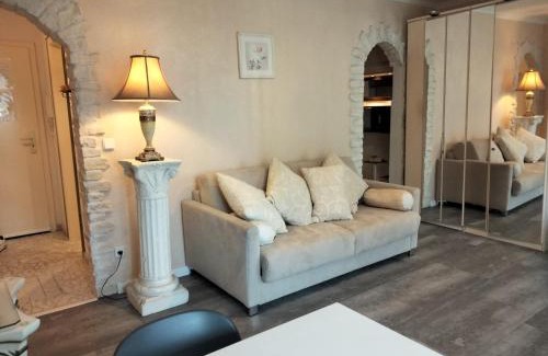 Neumuenster Apartment | Studio Apartment mit Balkon