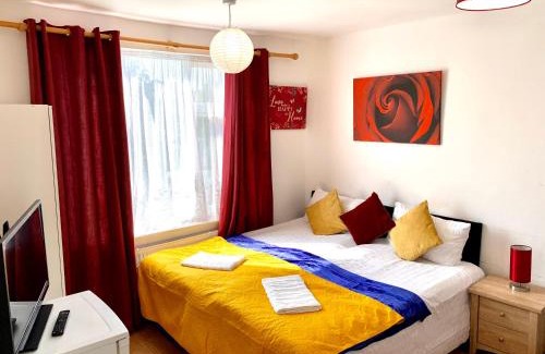 Cranbrook Apartment | Studio Apartment, Private Bathroom and Parking
